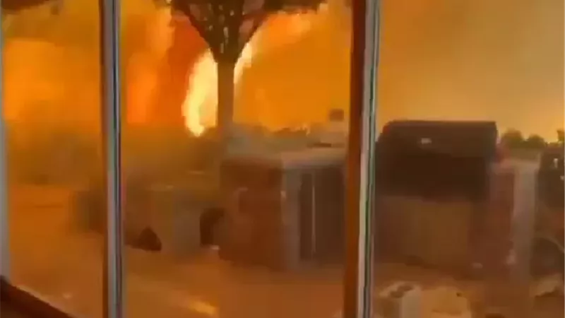 فيديو.. مواطن أمريكي يوثق لحظة محاصرته داخل منزله أثناء حرائق لوس أنجلوس