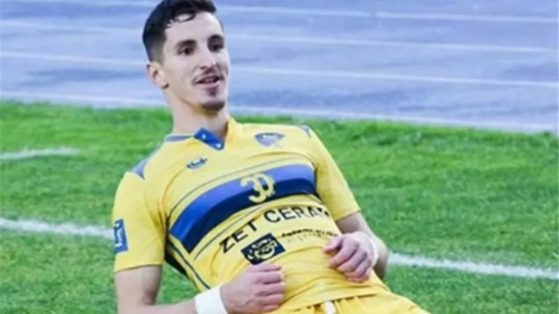 الصحف الجزائرية تكشف فرص انتقال عادل بولبينة إلي الأهلي أو الزمالك