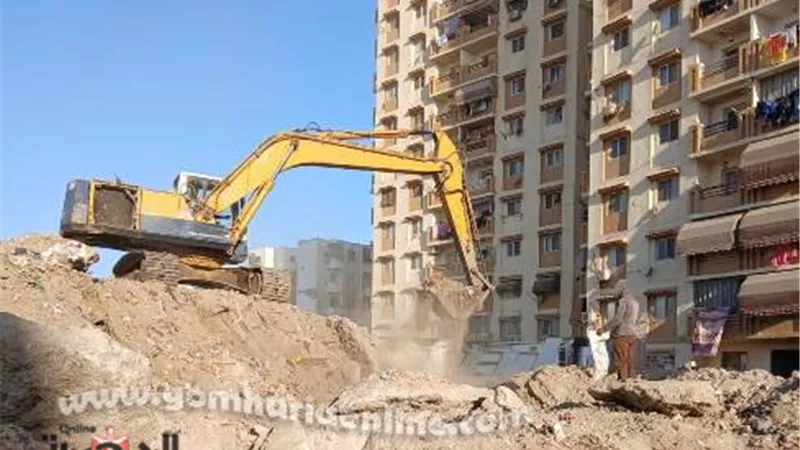لليوم الثالث على التوالى استمرار إزالة جبل الرتش بحرية بورسعيد