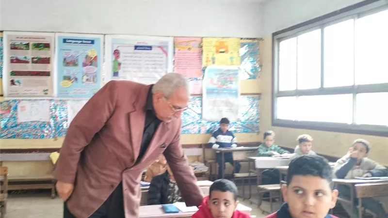 مدير تعليم القليوبية يشدد على منع المحمول داخل لجان الامتحانات