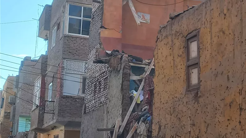 انهيار جزئى لمنزل قديم باسوان
