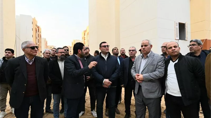 وزير الإسكان يتابع تسليم الوحدات السكنية لمستحقيها بالعبور الجديد
