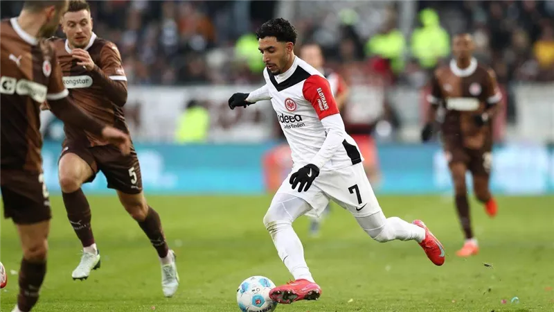 فرانكفورت يفوز بصعوبة على سانت باولي في الدوري الألماني بهدف عمر مرموش