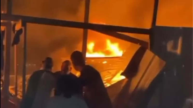 إطلاق نار من آليات الاحتلال وإلقاء قنابل إنارة في منطقة مواصي بمدينة رفح الفلسطينية