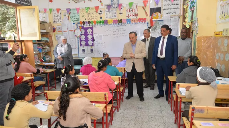 محافظ أسيوط يتفقد لجان الصفين الثالث والرابع الإبتدائي