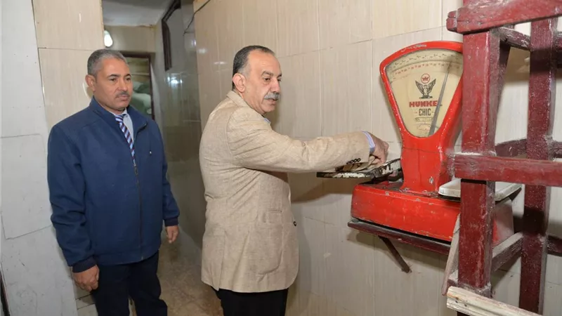 محافظ أسيوط يفاجئ مخبز بلدي للإطمئنان على جودة الخبز