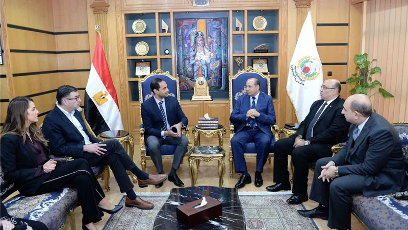 رئيس جامعة المنصورة يستقبل وفد 