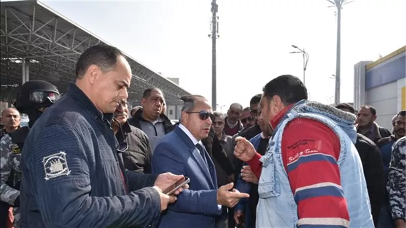 محافظ بورسعيد يوجه بالارتقاء بالخدمات داخل الميناء البري الجديد