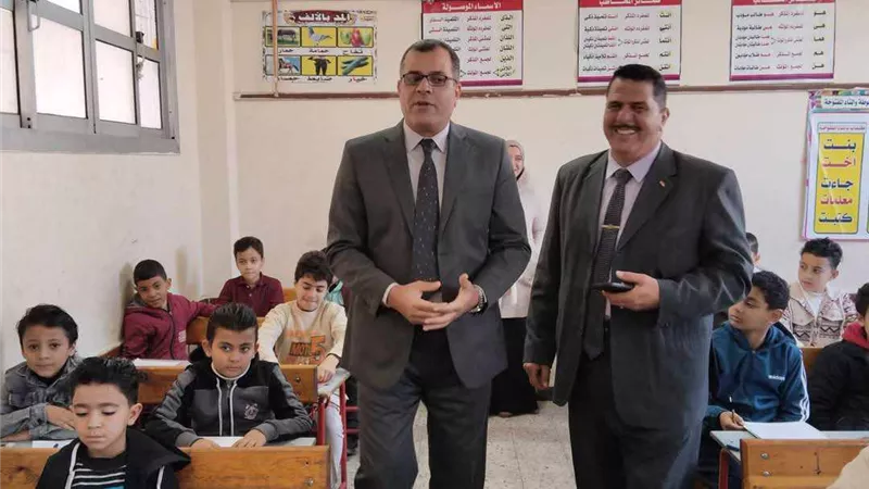 مدير تعليم دمياط يتفقد إمتحانات النقل بكفر البطيخ