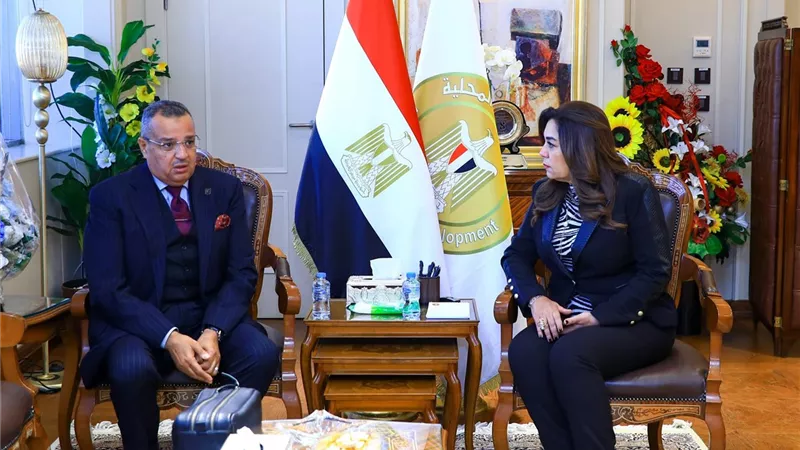 وزيرة التنمية المحلية تتابع استعدادات مهرجان الهجن
