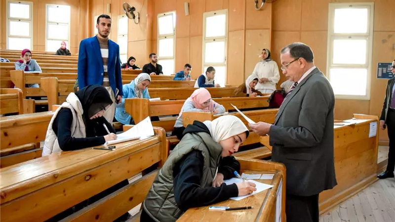 رئيس جامعة بني سويف يتابع سير الامتحانات بكليتي الإعلام والحقوق