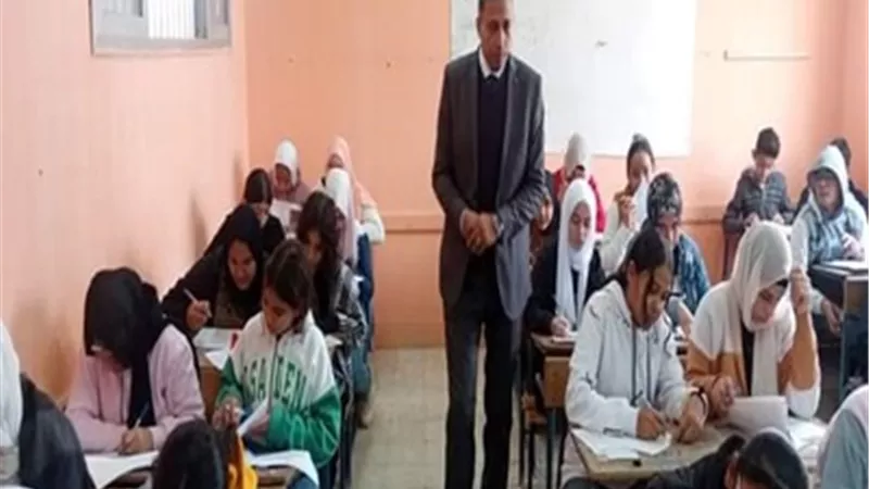 اولياء امور مصر تتابع ردود أفعال الطلاب خلال امتحانات صفوف النقل