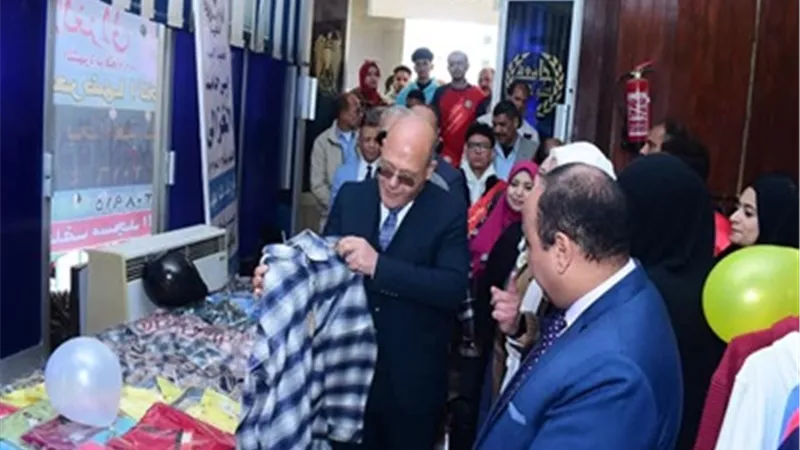 رئيس جامعة سوهاج يفتتح معرض ملابس أبواب الخير