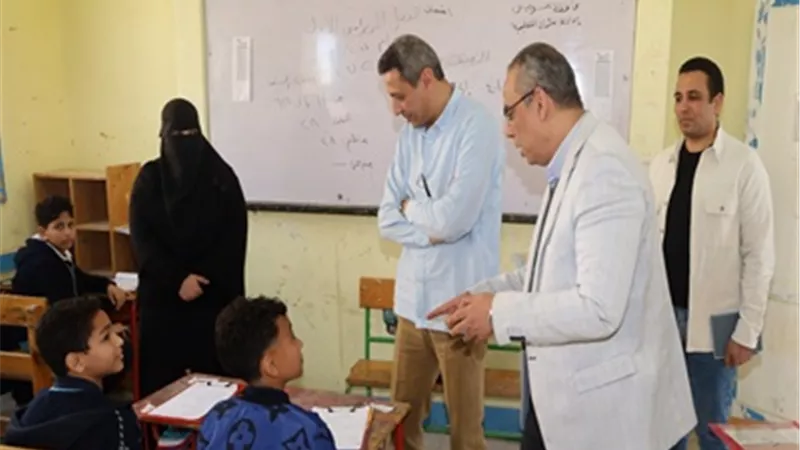 محافظ السويس يتفقد إمتحانات صفوف النقل لنصف العام