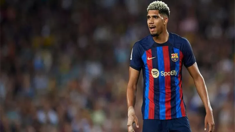 يوفنتوس يقترب من التعاقد مع مدافع برشلونة