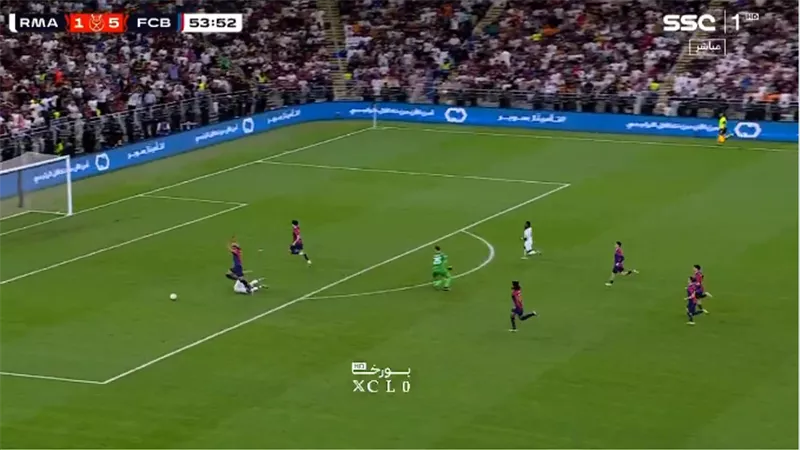 كلاسيكو الإثارة.. طرد حارس برشلونة بعد عرقلة مبابى المنفرد