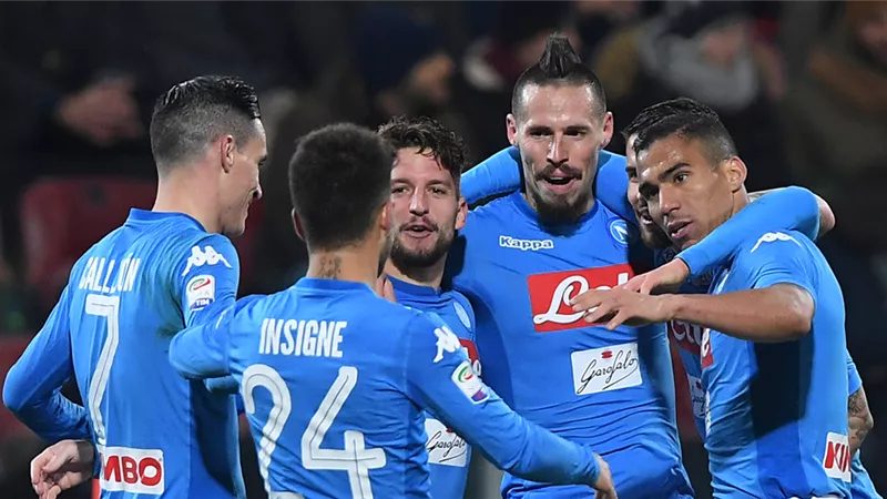 نابولي يفوز على فيرونا بثنائية.. ويحافظ على صدارة الدوري الإيطالي