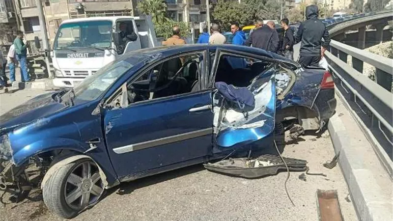 إصابة 4 إثر اصطدام سيارة بسور كوبرى كمال عامر فى الجيزة