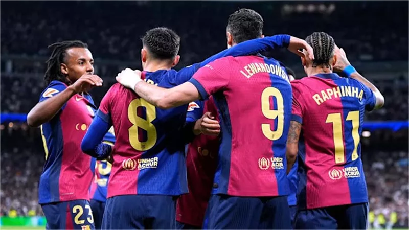 مدة غياب مدافع برشلونة بعد إصابته أمام ريال مدريد