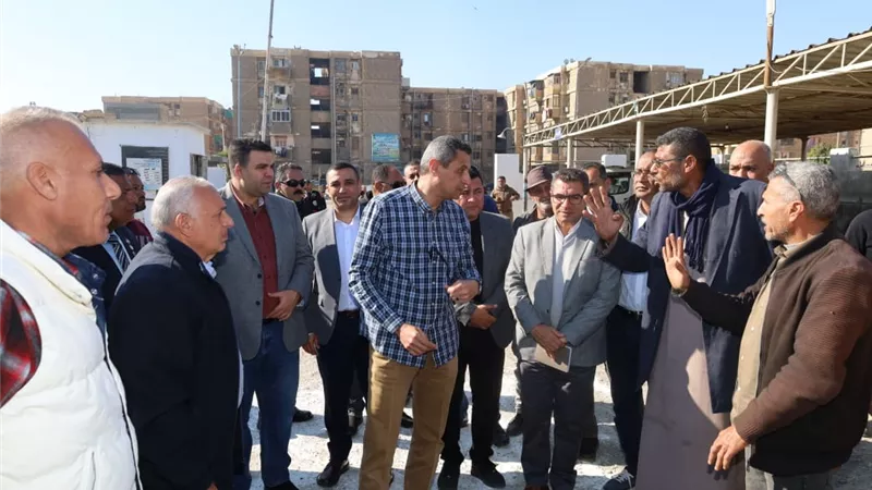 الشاذلي يلتقي عددا من السائقين بموقف العوايد السخنة