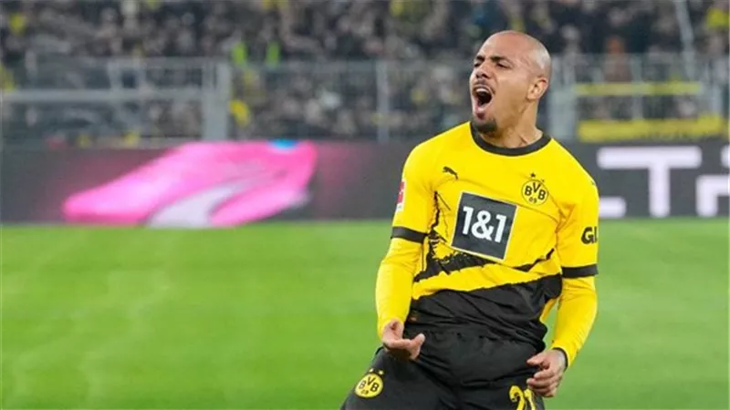 أستون فيلا يتوصل لاتفاق بشأن التعاقد مع نجم دورتموند