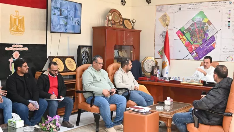 رئيس جهاز العاشر يبحث مستجدات تنفيذ مشروعات الإسكان الأخضر