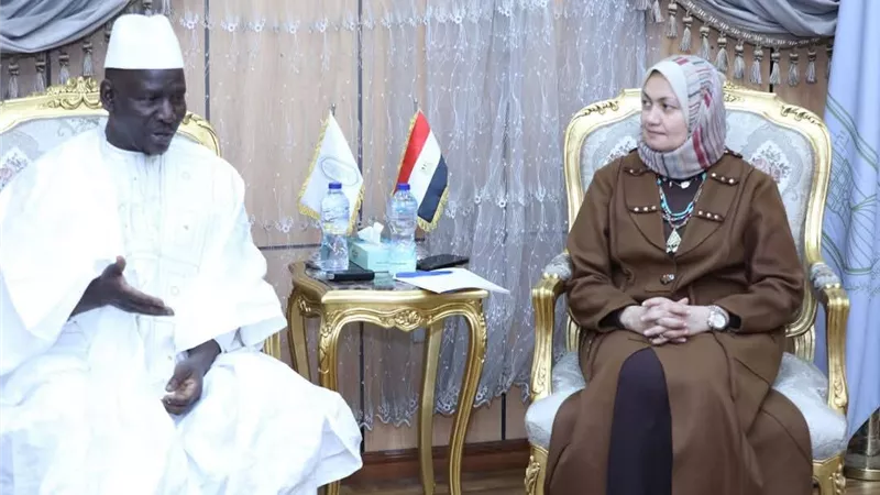 مستشارة شيخ الأزهر للوافدين تستقبل وفدًا من سفارة غينيا بالقاهرة