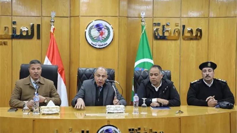 محافظ المنيا في جولة بمصانع سمالوط والمشروعات الصناعية