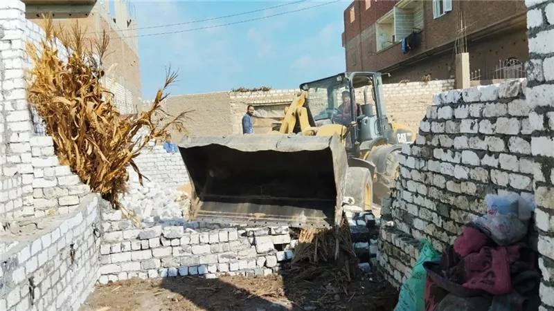 محافظ أسيوط: إزالة حالتي تعدٍ على أرض زراعية بقرية بني غالب