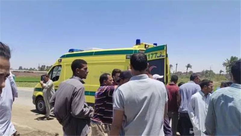 مصرع طالبة وإصابة 12 آخرين فى انقلاب سيارة أجرة بطريق بحيرة قارون