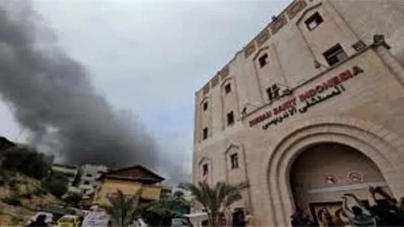الاحتلال يواصل استهداف المستشفى الإندونيسي شمال قطاع غزة
