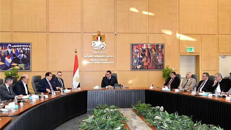 وزير الإسكان يلتقي ممثلي الكيانات العاملة بإقليم الساحل الشمالي الغربي
