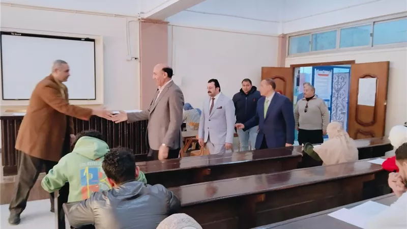 نائب رئيس جامعةالزقازيق يتفقد سير الامتحانات بذوي الإعاقة