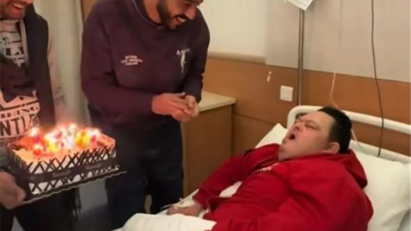 كهربا يحتفل بعيد ميلاد المشجع الاهلاوي