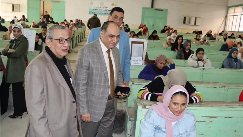 نائب رئيس جامعةالزقازيق يتفقد اختبارات الدراسات العليا