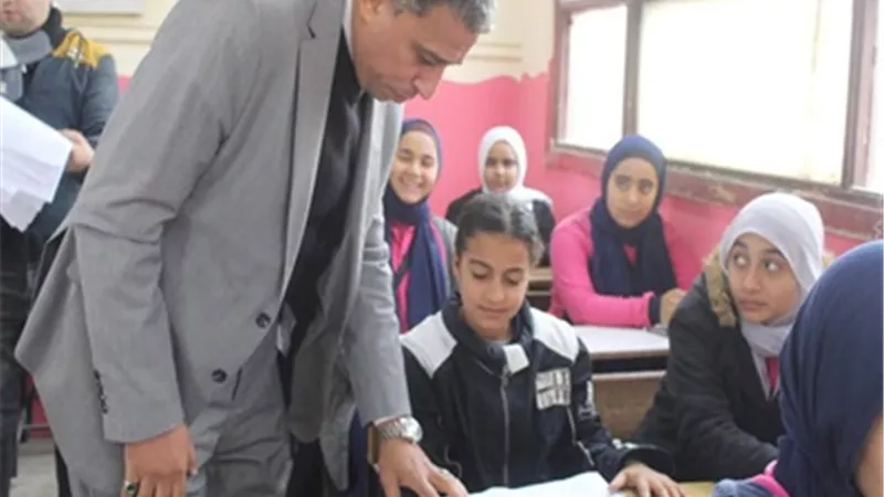 مدير تعليم الجيزة يتفقد سير الامتحانات بإدرتى الهرم وابوالنمرس