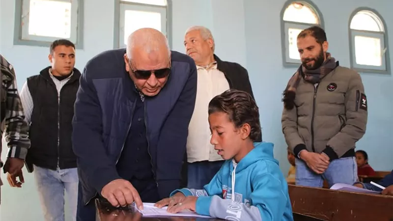 محافظ الوادي الجديد يتفقد عدد من المناطق بقرى الأربعين بباريس
