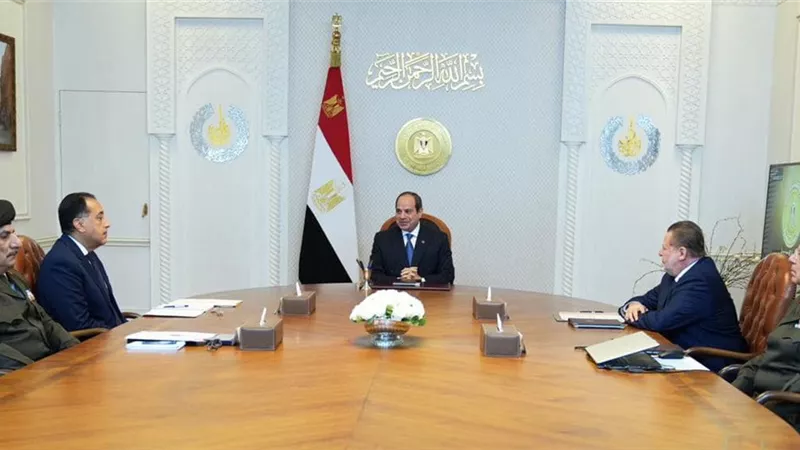 الرئيس السيسي يجتمع مع رئيس الوزراء ومحافظ البنك المركزي