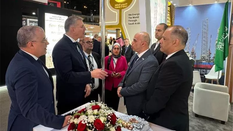 وزير البترول يتفقد أجنحة شركات البترول المشاركة فى معرض اكتفاء بالسعودية