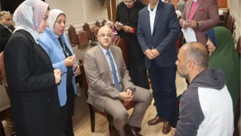 ابرزها عربات طعام وفرص عمل.. حصاد لقاء محافظ القليوبية بالمواطنين