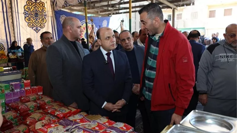 تخفيفًا على الأهالي. محافظ كفرالشيخ يفتتح سوق اليوم الواحد ببيلا