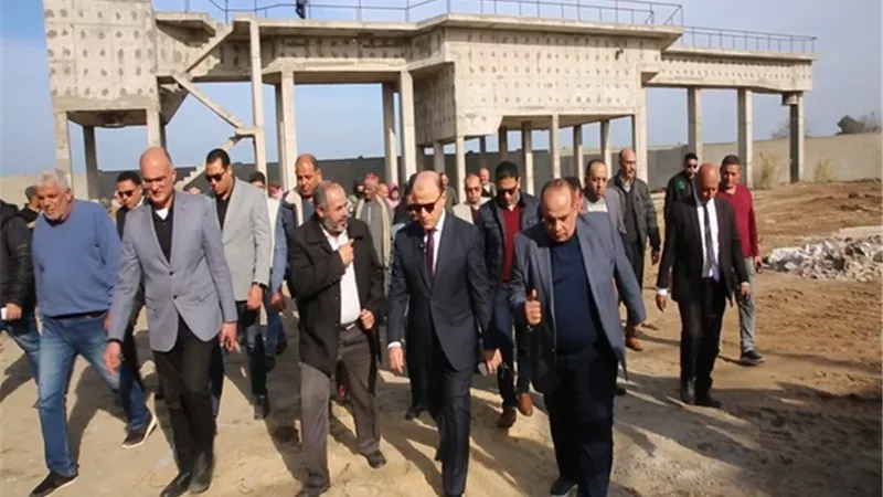 محافظ كفرالشيخ يتفقد مشروع صرف صحى بيلا .
