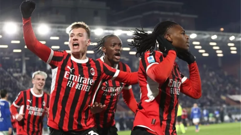 ميلان يقلب الطاولة وينتزع فوزًا ثميناً على كومو بالدوري الإيطالى