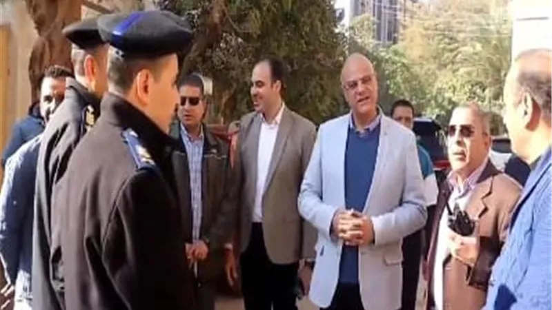 محافظ القليوبية يشهد ازالة ادوار مخالفة بعمارة سكنية بمدينة بنها