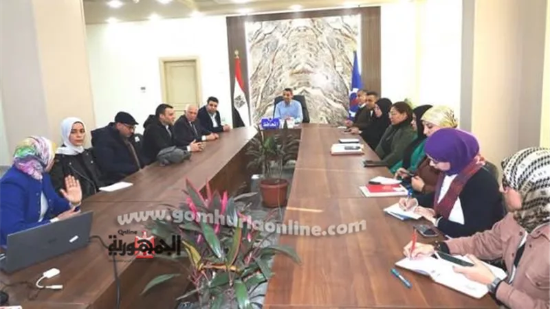 محافظ السويس يناقش مقترحات تطوير الهوية البصرية للمحافظة