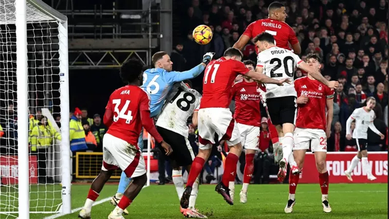 رجل مباراة ليفربول ونوتينجهام فورست في الدوري الإنجليزي
