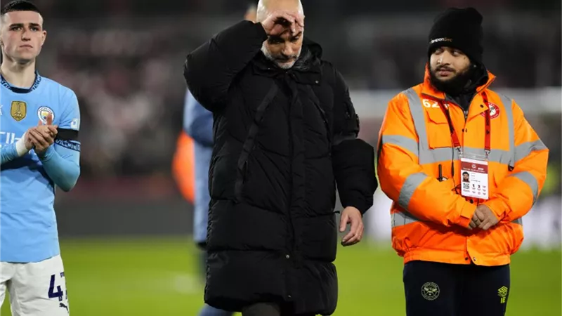 جوارديولا ينفعل على ثنائي مانشستر سيتي بعد التعادل مع برينتفورد