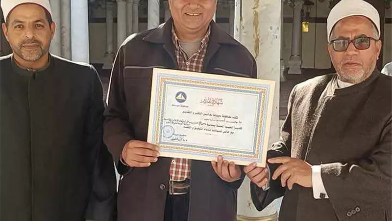محافظ دمياط يكرم المنسق الإعلامي بمديرية الأوقاف