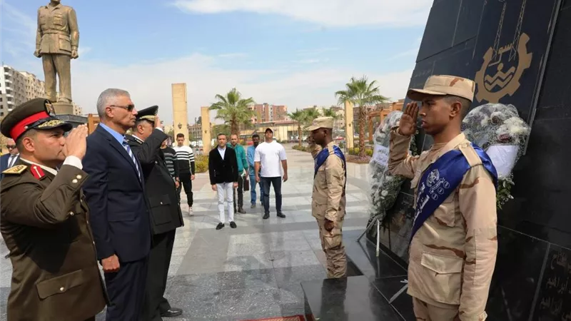 محافظ أسوان يضع إكليل الزهور على النصب التذكارى
