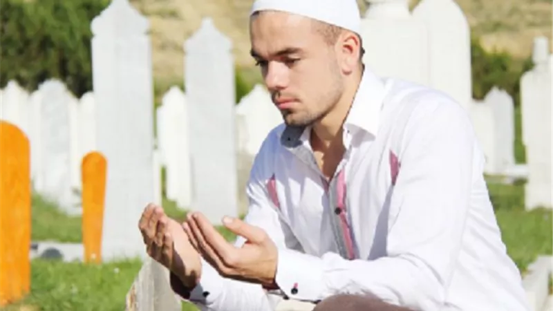 تعرف على الدعاء للميت على القبر بعد الدفن